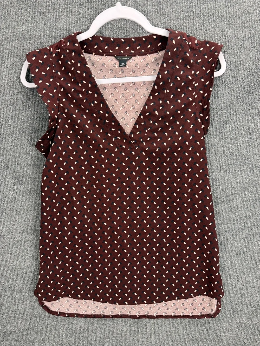 Ann Taylor Burgundy Sleeveless V-Neck Printed Blouse XS Nice!